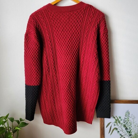 EUC LYSSE NEW YORK RED AND BLACK DEEP V SOFT KNIT SWEATER SIZE M - Picture 5 of 16